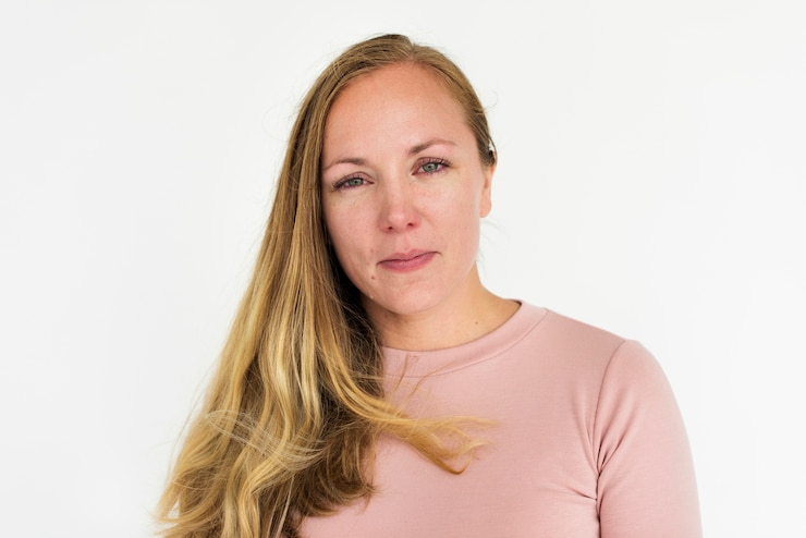 Kostenlose Foto kaukasische frau, die gefühl zeigt