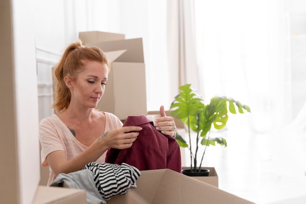 Kaukasische Frau, die sich bereit macht, in ein neues Zuhause umzuziehen