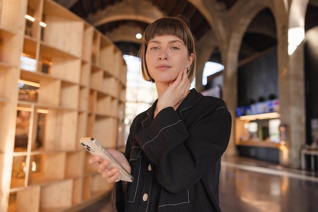 Kaukasische Frau in der Bibliothek und im Lächeln