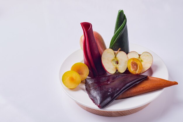 Kaukasische Frucht Lavash in einem weißen Teller mit Apfel und Pflaumen.