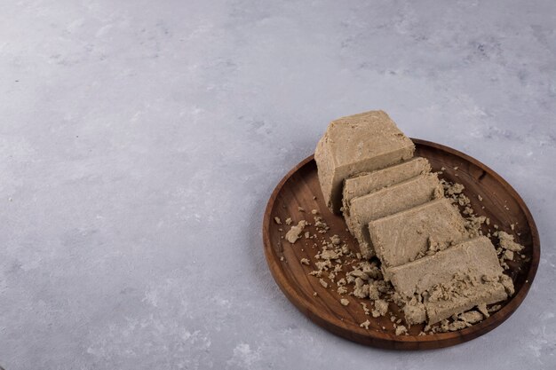 Kaukasische Halva auf einer Holzplatte