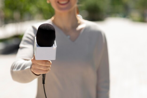 Kaukasische Journalistin im Freien