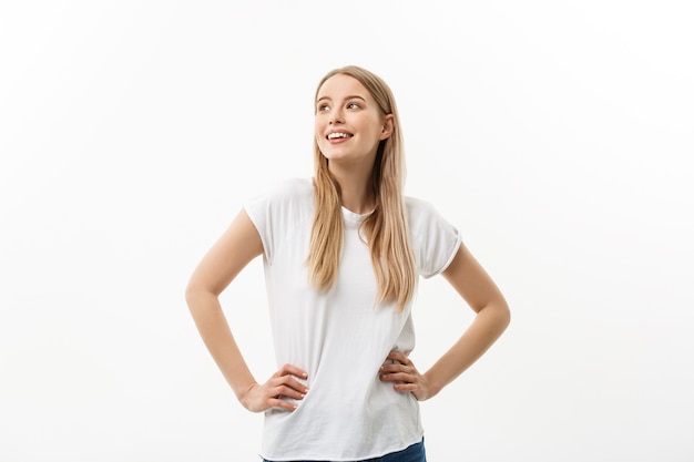 Kaukasische junge selbstbewusste Frau. Modell weißes T-Shirt isoliert auf weißem Hintergrund.