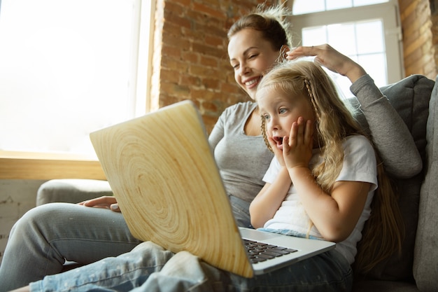 Kaukasische Lehrerin und kleines Mädchen oder Mutter und Tochter. Homeschooling