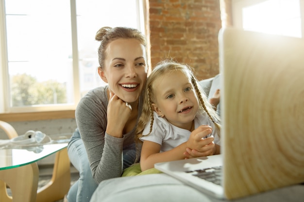 Kaukasische Lehrerin und kleines Mädchen oder Mutter und Tochter.