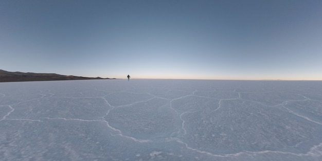 Kaukasische Männerwanderungen in der Salzebene von Uyuni