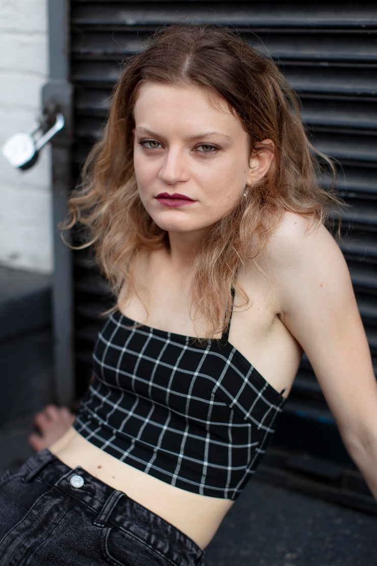 Kostenlose Foto kaukasische punkfrau in urbaner lage