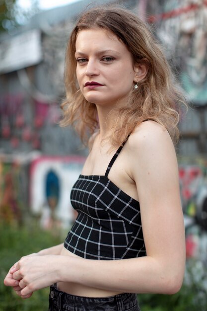 Kaukasische Punkfrau in urbaner Lage