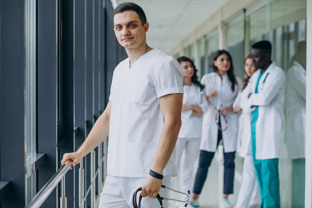 Kaukasischer Arztmann, der im Korridor des Krankenhauses steht