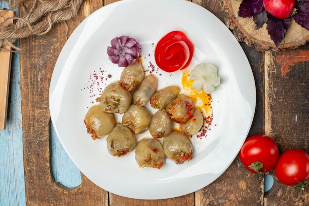 Kaukasischer Zwiebeldolma mit Kräutern und Gewürzen. Ansicht von oben.