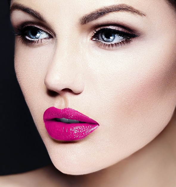 Kaukasisches junges Modell mit hellem Make-up, perfekter sauberer Haut und bunten roten Lippen