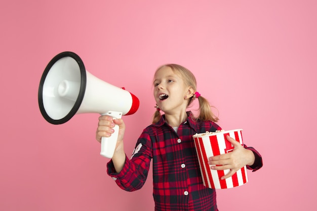 Kaukasisches kleines Mädchenporträt auf rosa Studiowandkino-Konzept