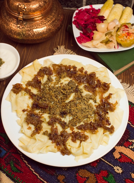 Kostenloses Foto kaukasisches traditionelles essen, khinkali, khingal, serviert mit turshu.