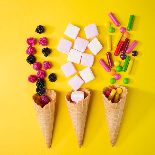 Kegel mit Marshmallows und Süßigkeiten