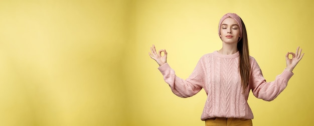 Kostenloses Foto kein stress, hübsche junge studentin, keine sorge, negative emotionen während des yoga-trainings freizusetzen