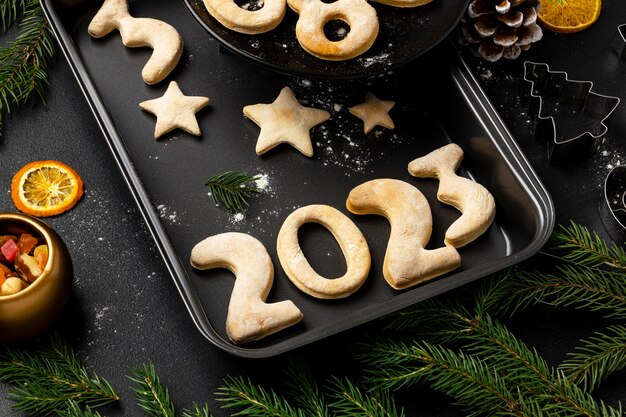 Kekse auf Tablett Feier des neuen Jahres im hohen Winkel