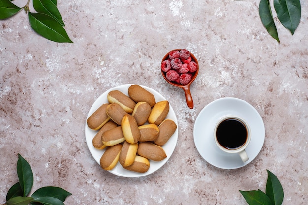 Kekse mit Himbeermarmeladenfüllung und gefrorenen Himbeeren auf hellem Hintergrund, Draufsicht