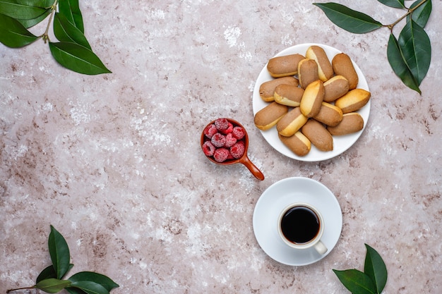 Kekse mit Himbeermarmeladenfüllung und gefrorenen Himbeeren auf hellem Hintergrund, Draufsicht