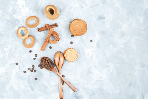 Kekse mit Kaffeebohnen auf grungy Hintergrund