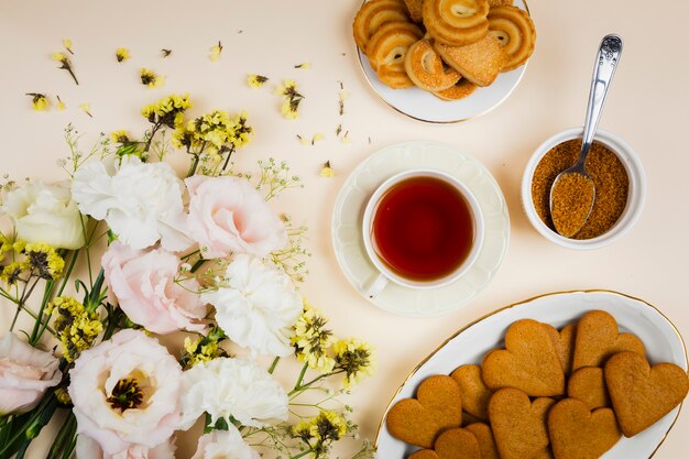 Kekse und Tee in flachen Lagen