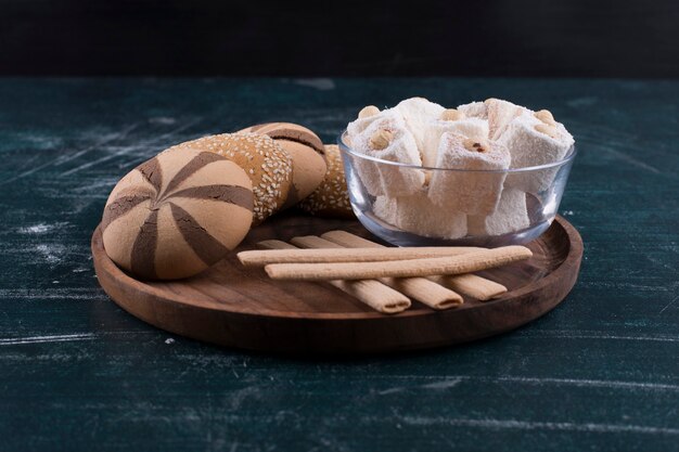 Keksteller mit Brötchen, Lokum in einer Glasschale und Waffelstangen