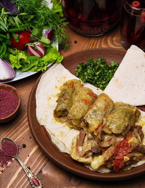 Kelem dolmasi, mit Fleisch und Reis gefüllte Kohlblätter, mit Rindfleischeintopf mit Gemüse in Lavash.