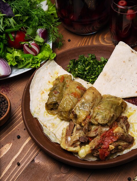 Kelem dolmasi, mit Fleisch und Reis gefüllte Kohlblätter, mit Rindfleischeintopf mit Gemüse in Lavash.