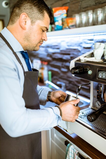 Kostenloses Foto kellner, der kaffee macht