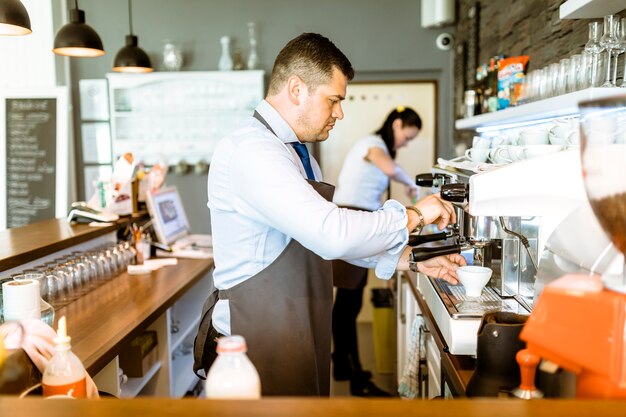 Kellner, der Kaffee macht