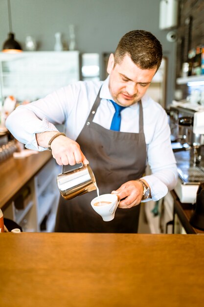 Kellner, der Kaffee macht