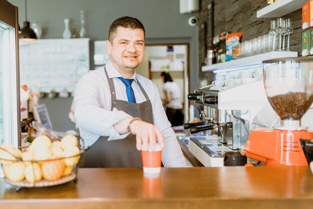 Kellner mit wegnehmen Kaffee