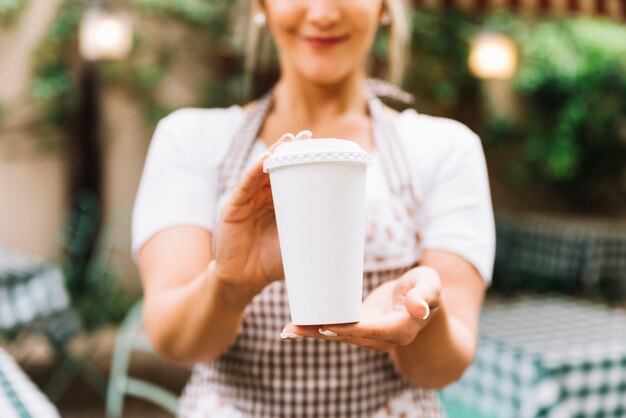 Kellnerin geben Kaffee wegnehmen