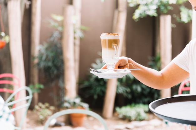 Kellnerin serviert Kaffee