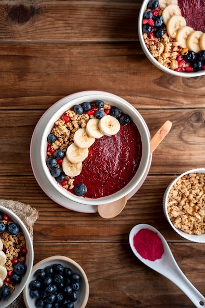 Kostenloses Foto keramikschale mit köstlichem brasilianischem acai-dessert