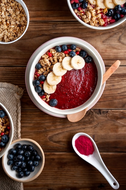 Keramikschale mit köstlichem brasilianischem Acai-Dessert