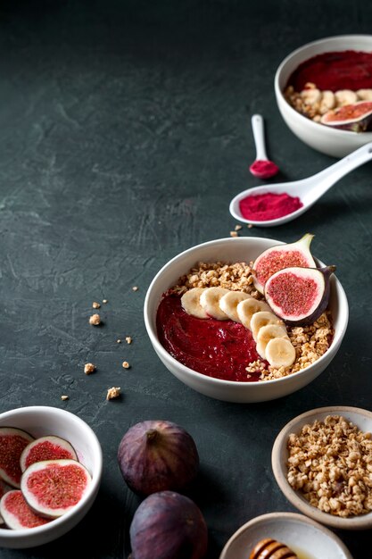 Keramikschale mit köstlichem brasilianischem Acai-Dessert