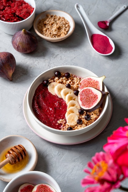 Kostenloses Foto keramikschale mit köstlichem brasilianischem acai-dessert