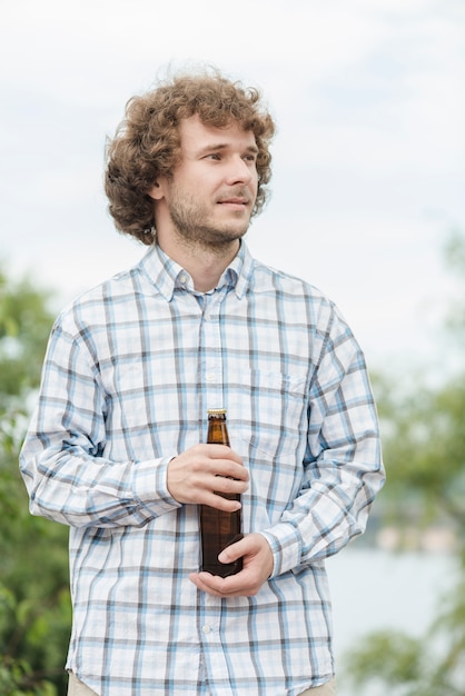 Kostenloses Foto kerl mit bier in der natur