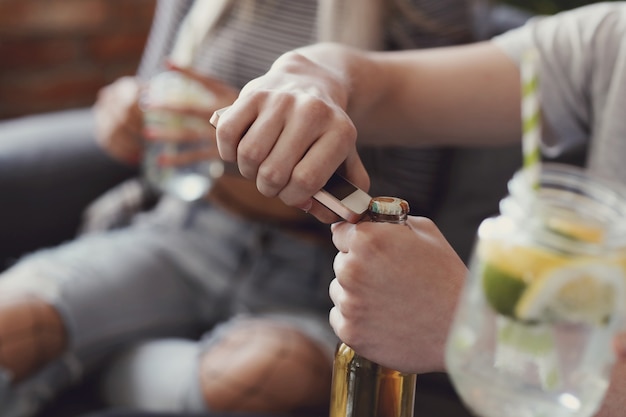 Kerl öffnet eine bierflasche