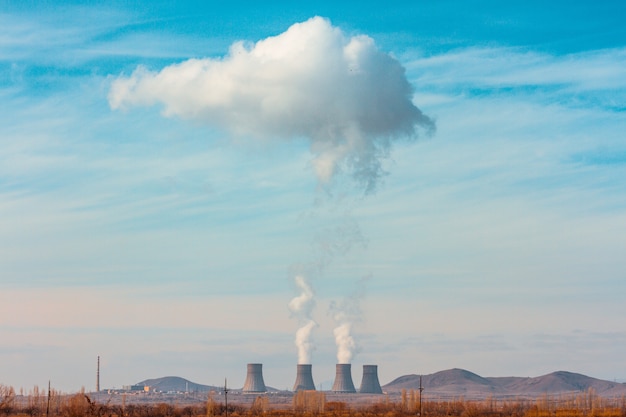 Kernkraftwerk Metsamor, umgeben von hohen Bergen in Armenien