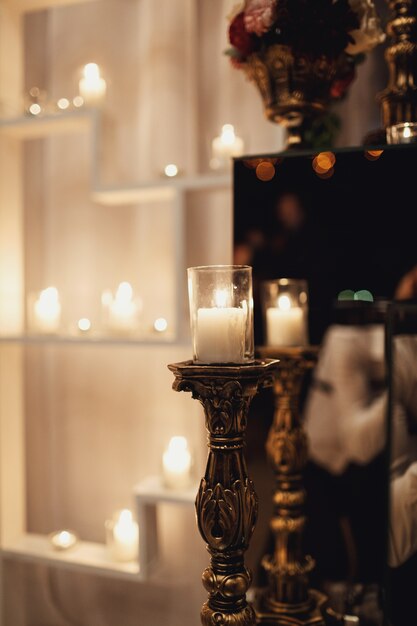 Kerze glänzt in einem bronzenen Kerzenständer