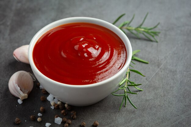 Ketchup oder Tomatensauce mit frischer Tomate