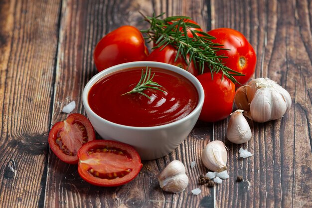 Ketchup oder Tomatensauce mit frischer Tomate
