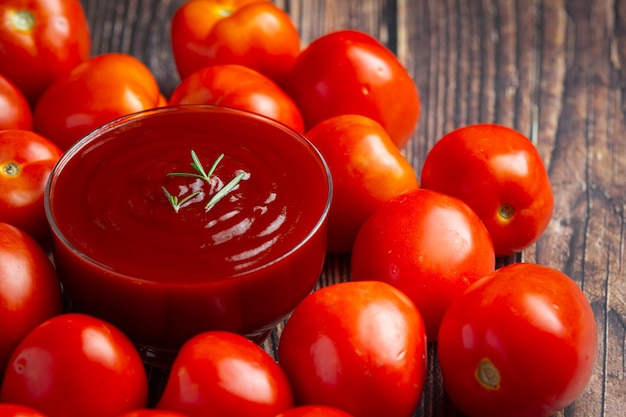 Ketchup oder Tomatensauce mit frischer Tomate