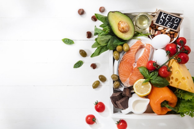 Kostenloses Foto ketogene kohlenhydratarme ernährung - lebensmittelauswahl auf weißem hintergrund.