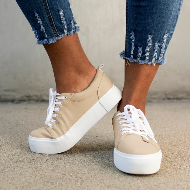 Khaki Canvas Sneakers Damenschuhe Bekleidung Shooting