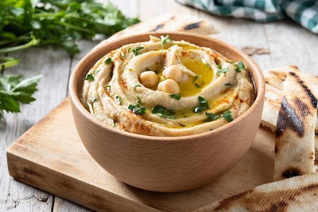 Kichererbsen-Hummus auf einem rustikalen Holztisch