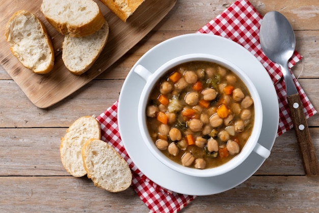 Kostenloses Foto kichererbsen-suppe mit gemüse in einer schüssel auf einem holztisch