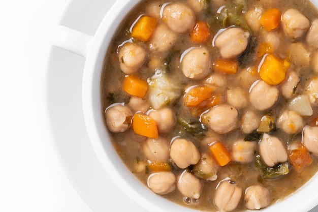 Kostenloses Foto kichererbsen-suppe mit gemüse in einer schüssel, isoliert auf weißem hintergrund