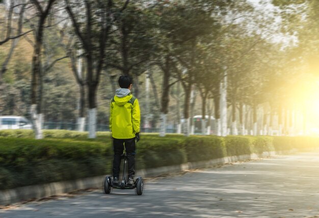 Kid genießt seine elektrische Gerät